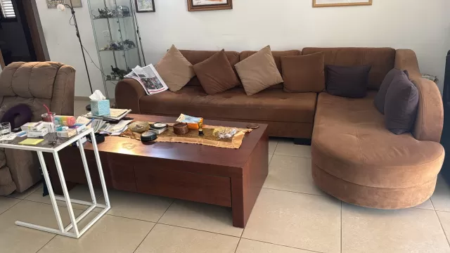 סלון פינתי ושולחן במצב מצוין